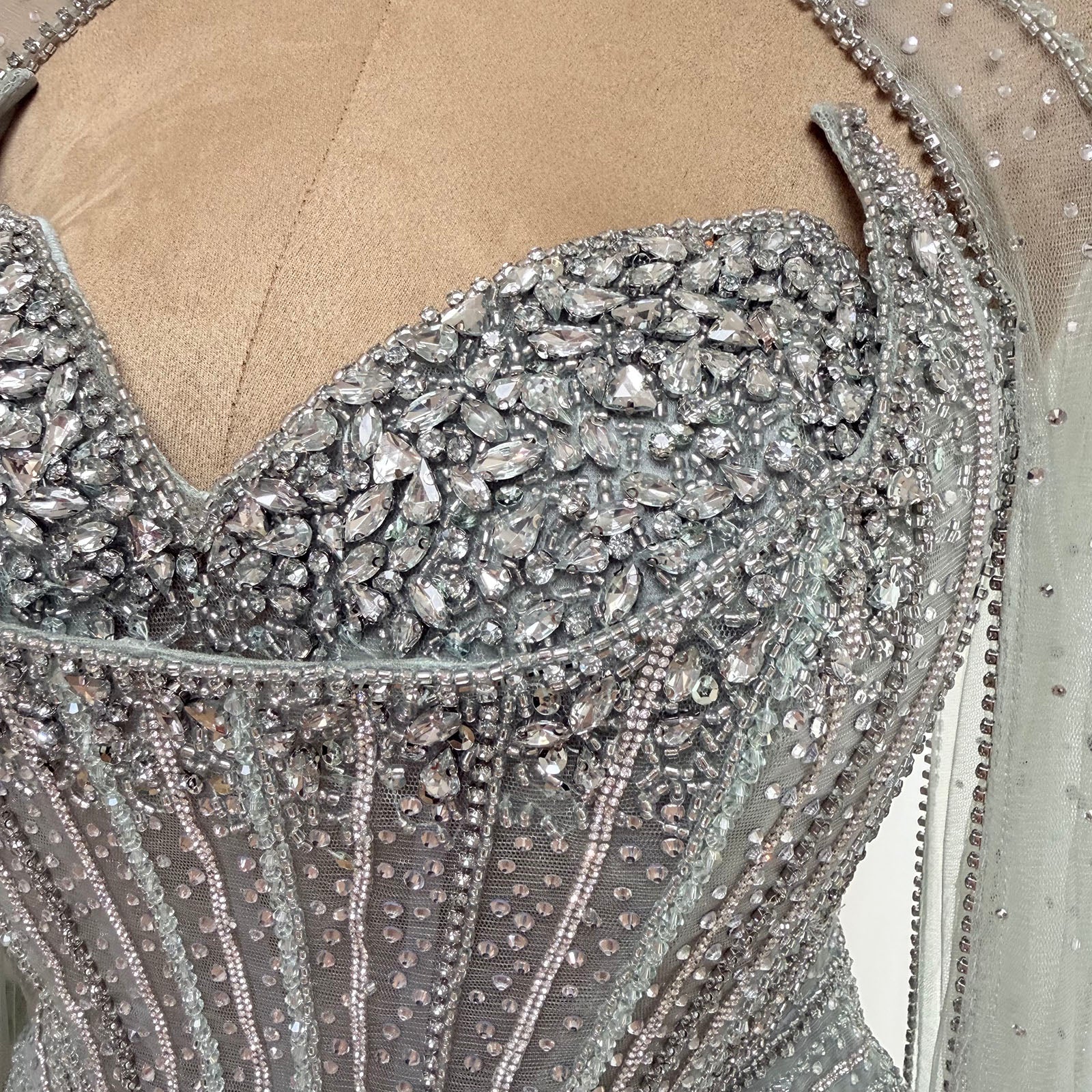 Luxury Dubai Rhinestone Evening Dress With Long Tulle Cape Sleeves Fitted Bodycon Formal Gown For Beach Wedding Banquet Gala EV1337
