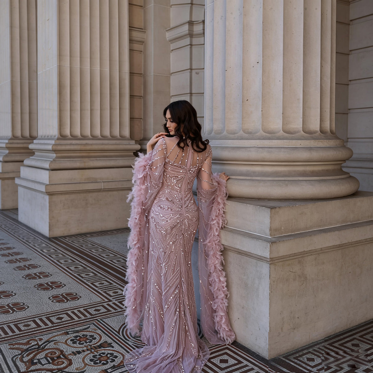 Luxury Modest Dubai Evening Gown Dusty Pink Rhinestone Beaded Mermaid Dress With Feather Long Cape EV1290